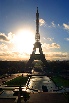Photo of Eiffel Tower at sunrise